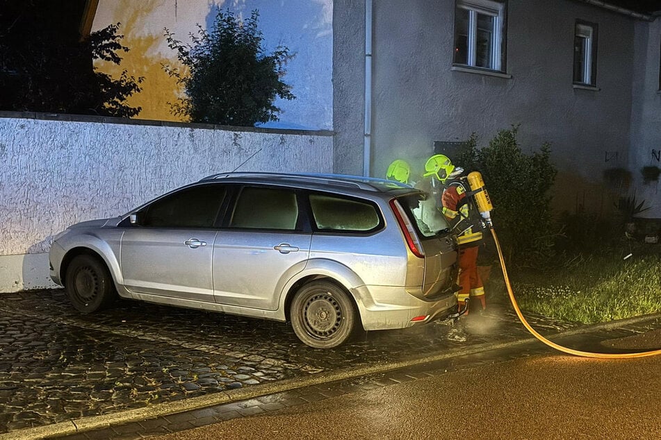 Laut Polizei konnte der Brand durch die Feuerwehr rechtzeitig gelöscht werden, sodass nicht das gesamte Fahrzeug brannte.