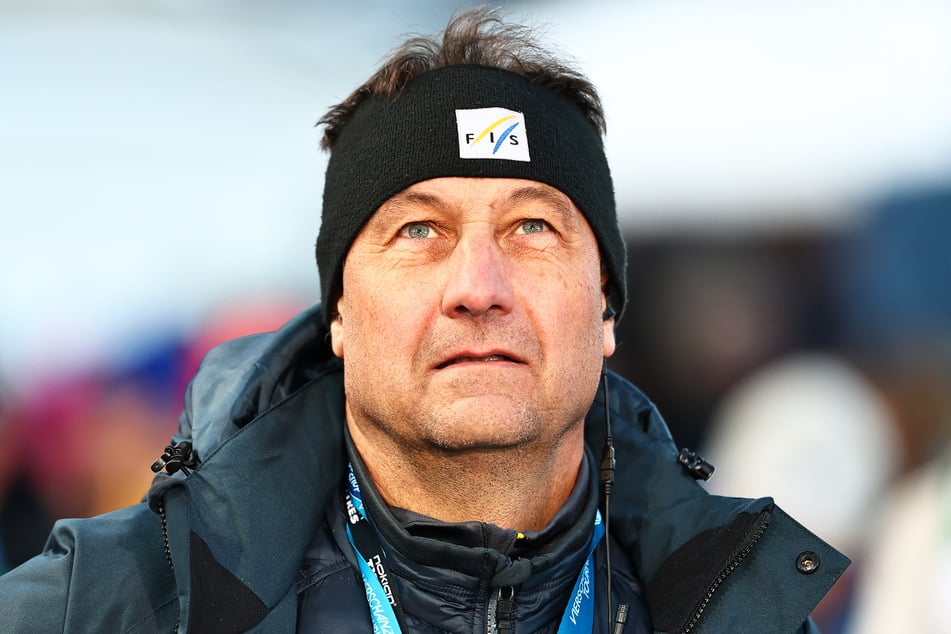 Skisprung-Direktor Sandro Pertile (56) gibt das vorläufige Aus der Raw Air bekannt.