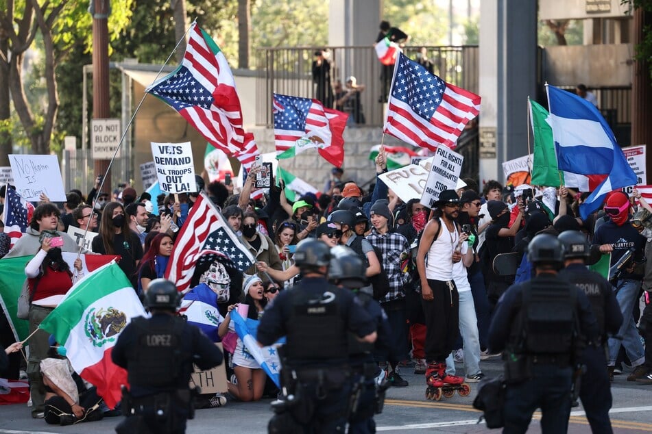 Seit mehreren Tagen demonstrieren Menschen in der US-Stadt Los Angeles gegen das Vorgehen der ICE-Behörde.