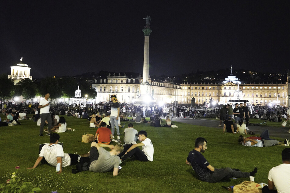 Zahlreiche Menschen kamen in der Nacht auf Sonntag auf dem Schlossplatz in Stuttgart zusammen.