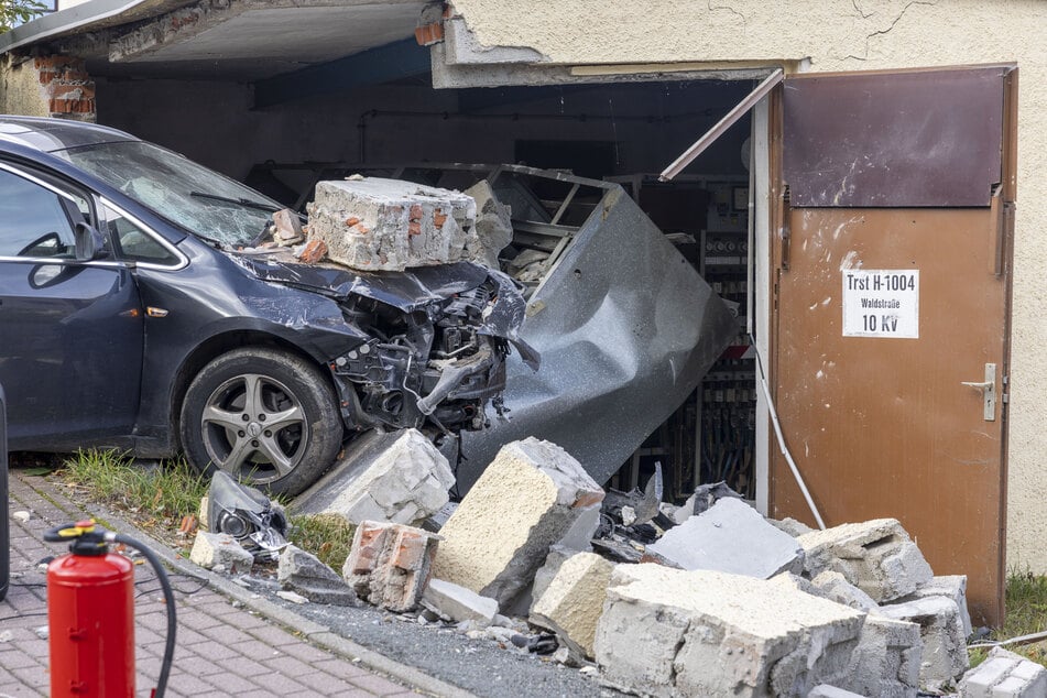 Am Mittwoch krachte ein Opel in eine 10-Kilovolt-Trafostation in Geyer - einige Haushalte waren kurzzeitig ohne Strom.