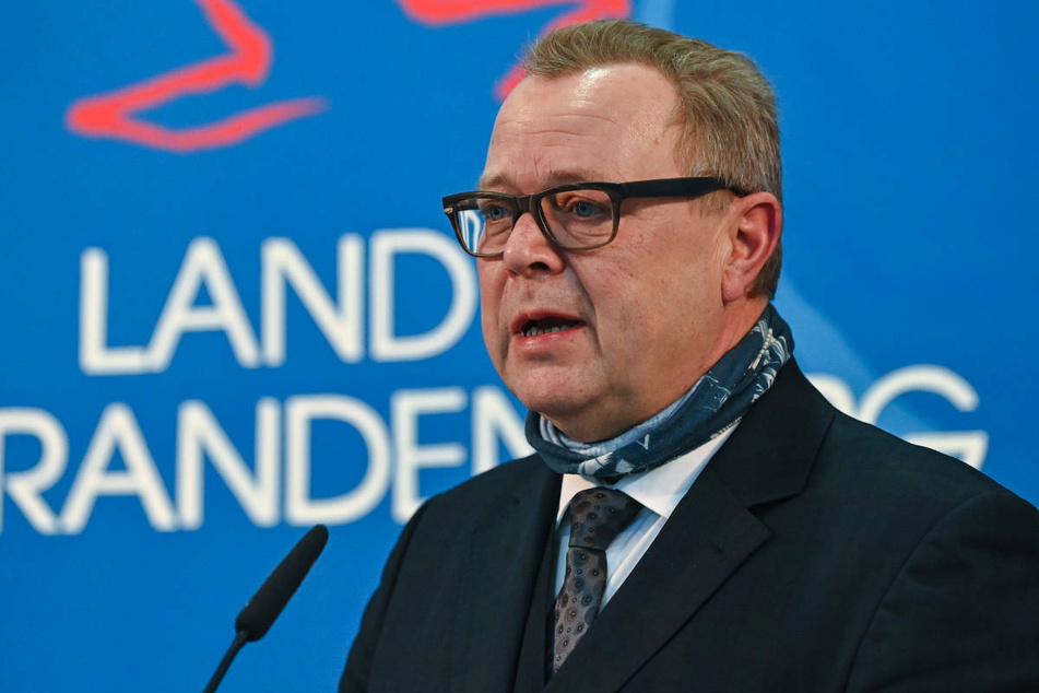 Innenminister Michael Stübgen (61, CDU) hat am Montag verkündet, dass in Brandenburg erstmals mehr als 100.000 Corona-Schutzimpfungen in einer Woche verabreicht worden sind.
