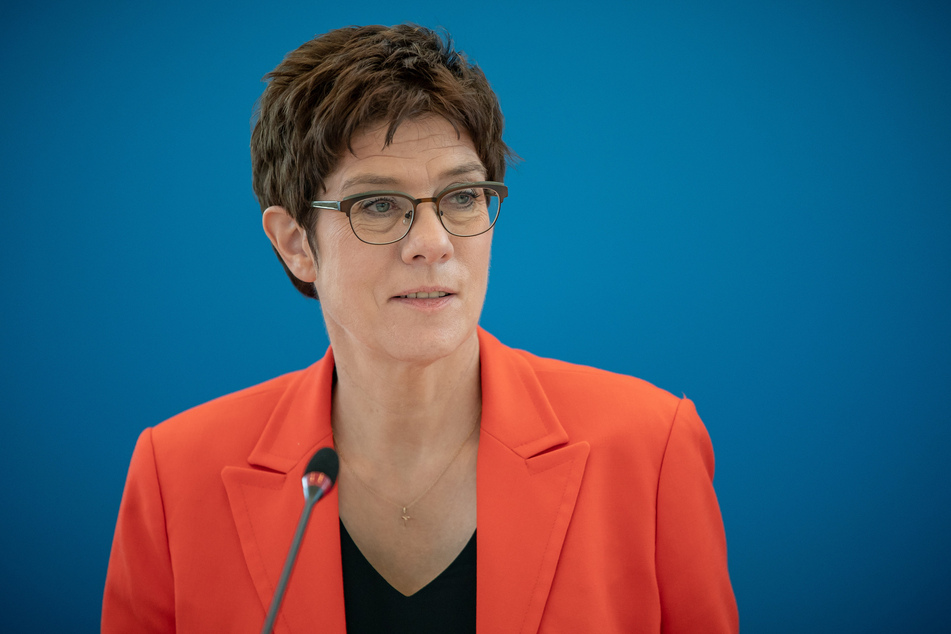 Verteidigungsministerin Annegret Kramp-Karrenbauer (CDU) dankt der Bundeswehr für ihren Hilfseinsatz während der Corona-Krise.