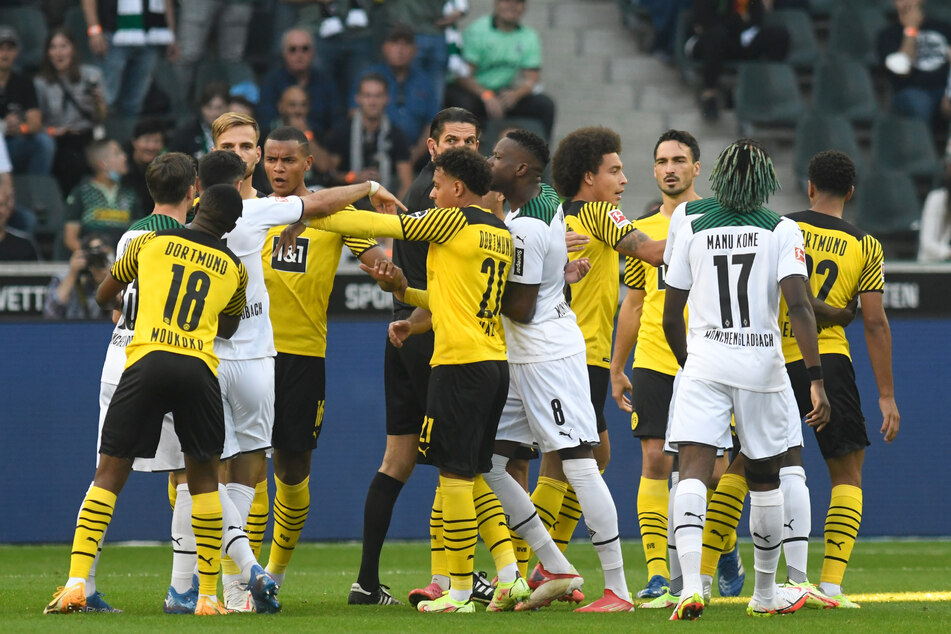 Hitzig ging es zu! Hier ein Gerangel zwischen Gladbacher und Dortmunder Spielern. Allein im ersten Durchgang hagelte es fünf Gelbe Karten, einmal davon Gelb-Rot.