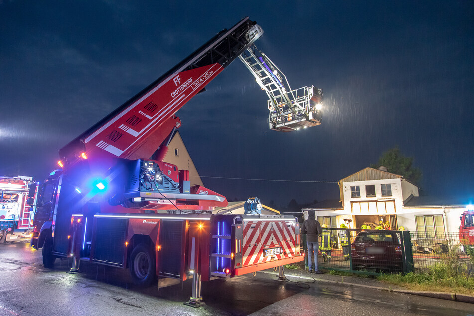 Die Scheibenberger Straße musste für die Zeit des Einsatzes voll gesperrt werden.