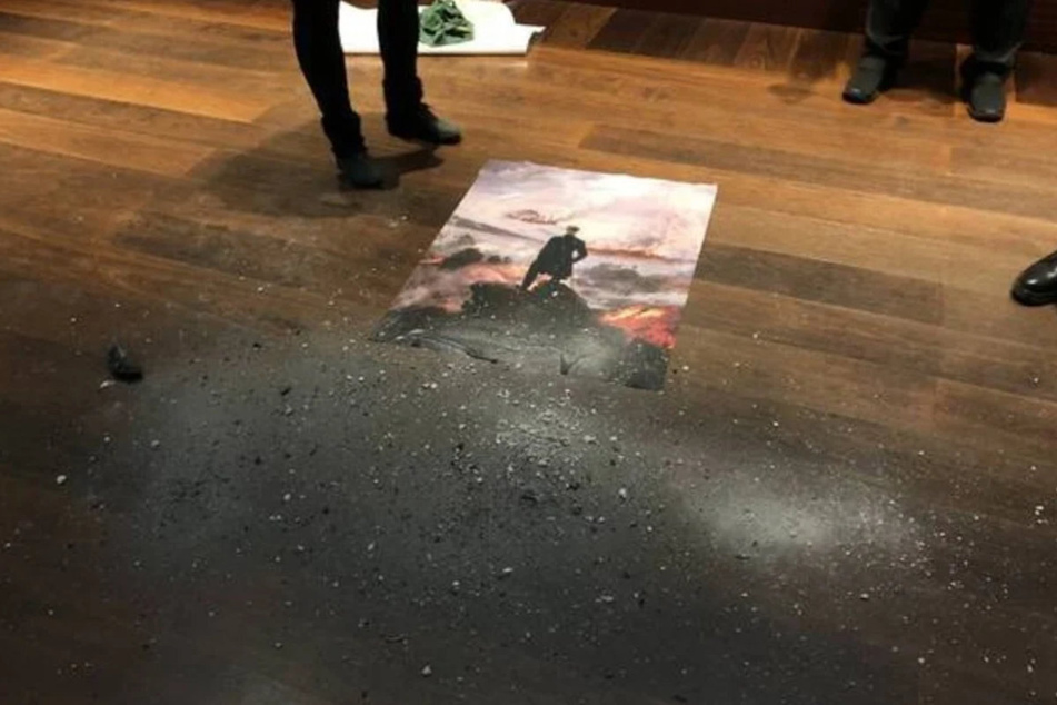 Im vergangenen März hatten Aktivist*innen der Letzten Generation einen Anschlag auf den "Wanderer über dem Nebelmeer" in der Hamburger Kunsthalle inszeniert.
