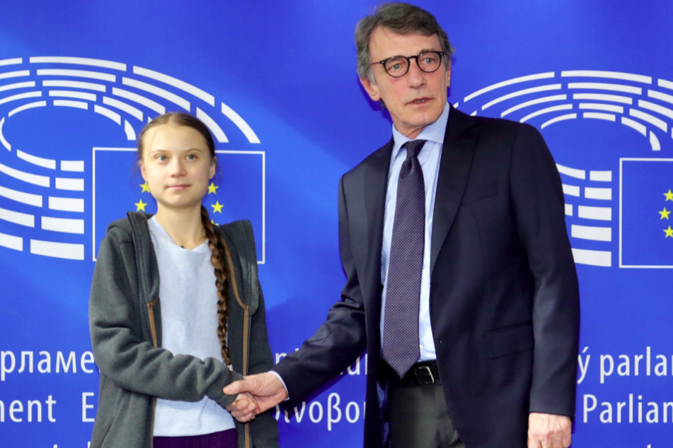 Brüssel, Anfang März: David Sassoli, Präsident des Europäischen Parlaments, schüttelt Greta Thunberg, schwedische Klimaaktivistin, bei der Ankunft zu einer Sitzung des Umweltrates im Europäischen Parlament die Hand.