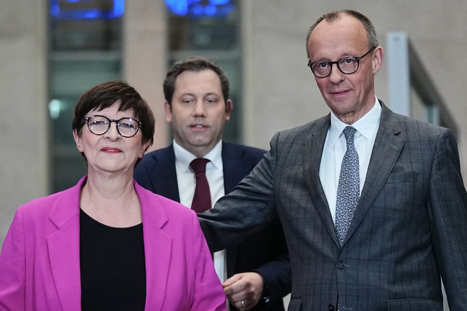 Saskia Esken (l-r), Parteivorsitzende der SPD, Lars Klingbeil, Fraktionsvorsitzender der SPD und Bundesvorsitzender, und Friedrich Merz, Kanzlerkandidat der Union.