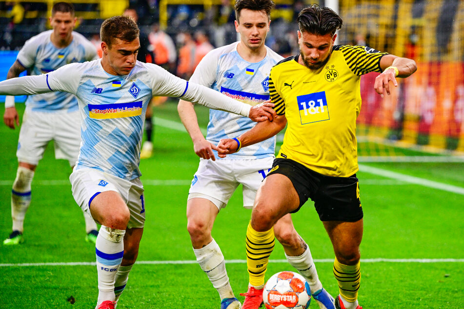 Antonios Papadopoulos (22, r.) kam in Testmatches bereits mehrfach für die BVB-Profis zum Einsatz und durfte auch in Pflichtspielen dreimal für Borussia Dortmund auflaufen.