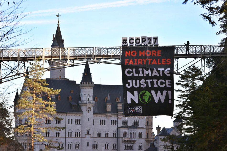 An der Marienbrücke beim Schloss Neuschwanstein haben Klimaaktivisten ein Protest-Plakat angebracht.