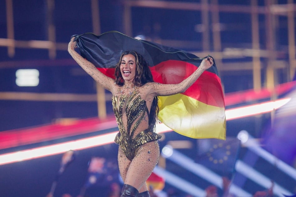 Mit wehenden Fahnen in den Untergang: Sarah Engels (33) landete beim diesjährigen ESC-Finale nur auf dem drittletzten Platz.