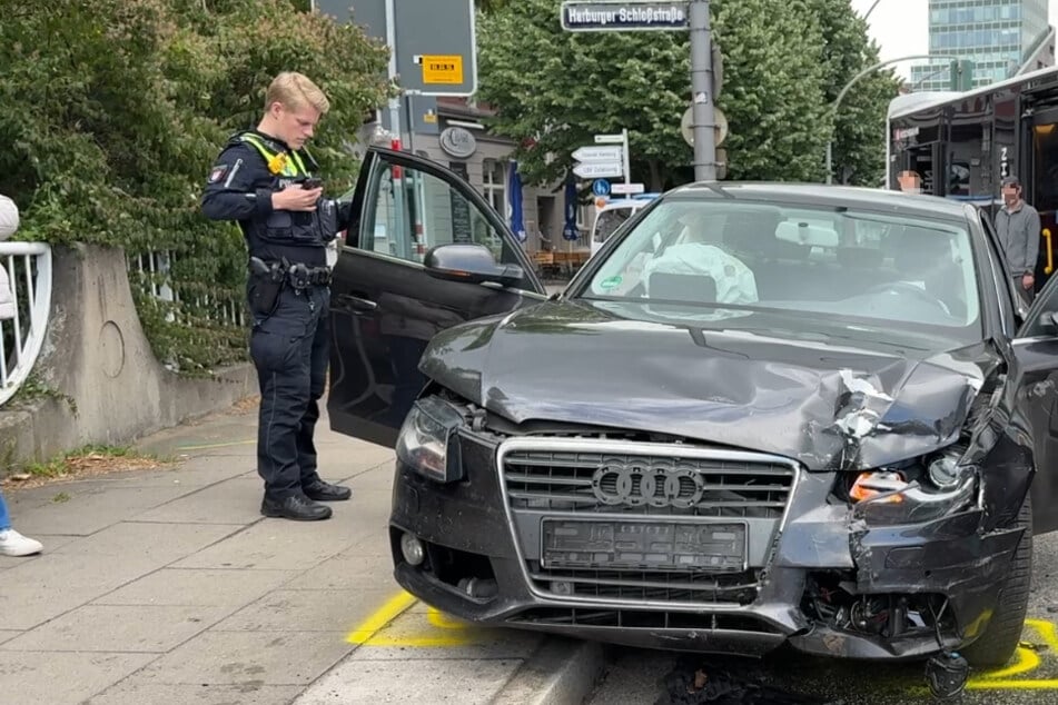 Illegales Wendemanöver? Zwei Verletzte bei Unfall in Hamburg