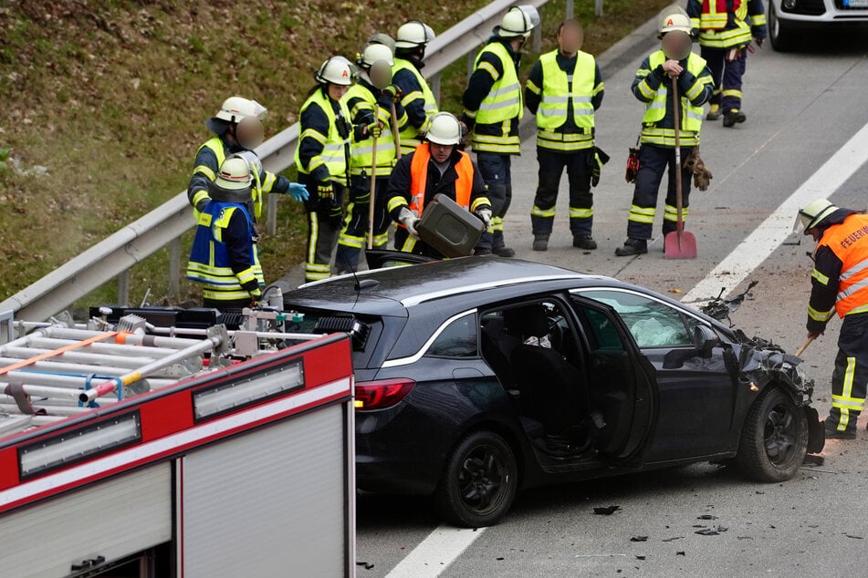 Die Insassen des Opel Astra hatten großes Glück: Die beiden Erwachsenen erlitten lediglich leichte Verletzungen, das Kleinkind blieb unverletzt.