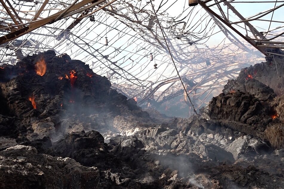 Verheerender Lagerhallen-Brand: Löscharbeiten sollen noch tagelang dauern