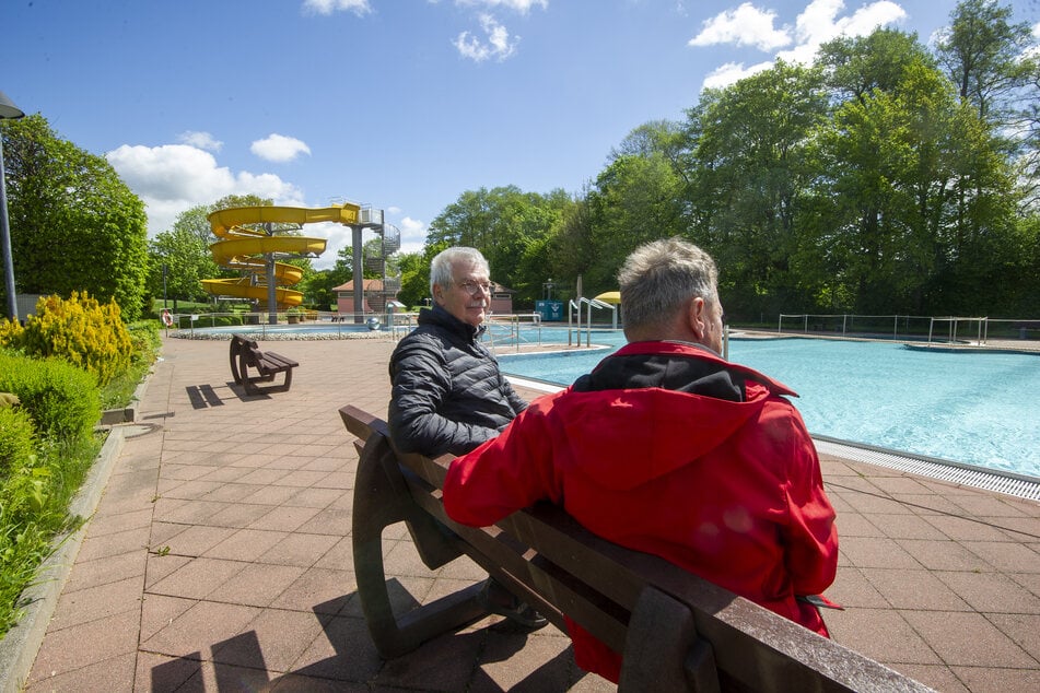 Harald Enke (66, l.) und sein Begleiter waren die ersten Gäste, die allerdings nur kurz vorbeischauten.