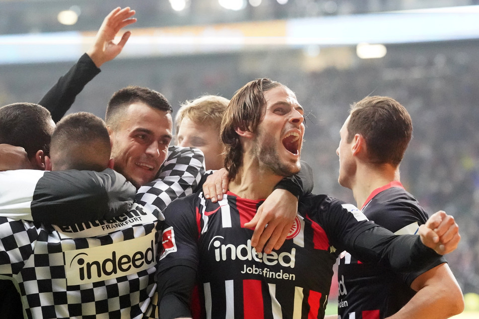 Geht Eintracht-Stürmer Goncalo Paciencia (r.) schon bald für den FC Schalke 04 auf Torejagd?