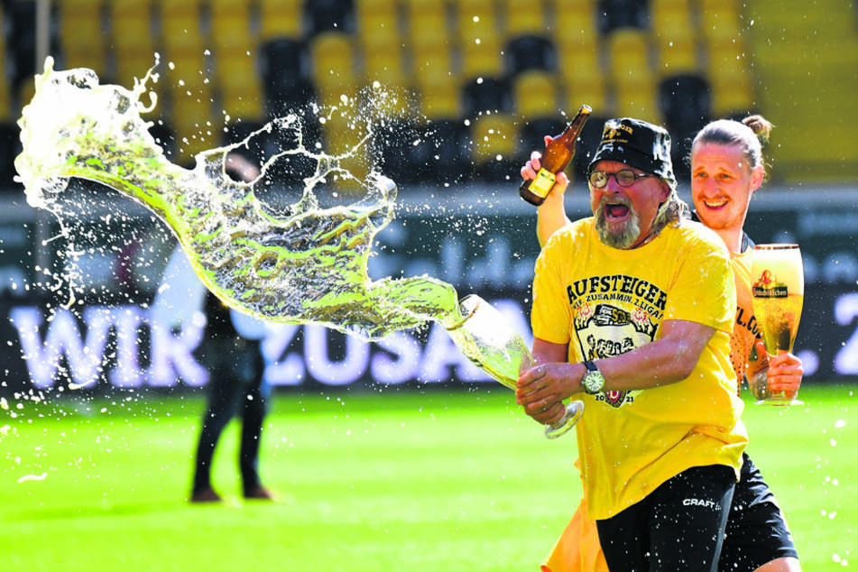 Den Aufstieg feierten die Dynamos um Co-Trainer Heiko Scholz (55) und Ex-Spieler Marvin Stefaniak (26) noch mit Feldschlösschen. Nun steigt Radeberger wieder ein.