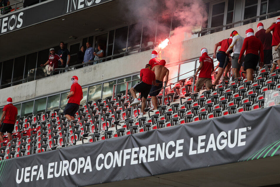 Auf der Tribüne der Allianz Riviera Arena kam es kurz vor Anpfiff der Conference-League-Partie zwischen OGC Nizza und dem 1. FC Köln zu wüsten Ausschreitungen.
