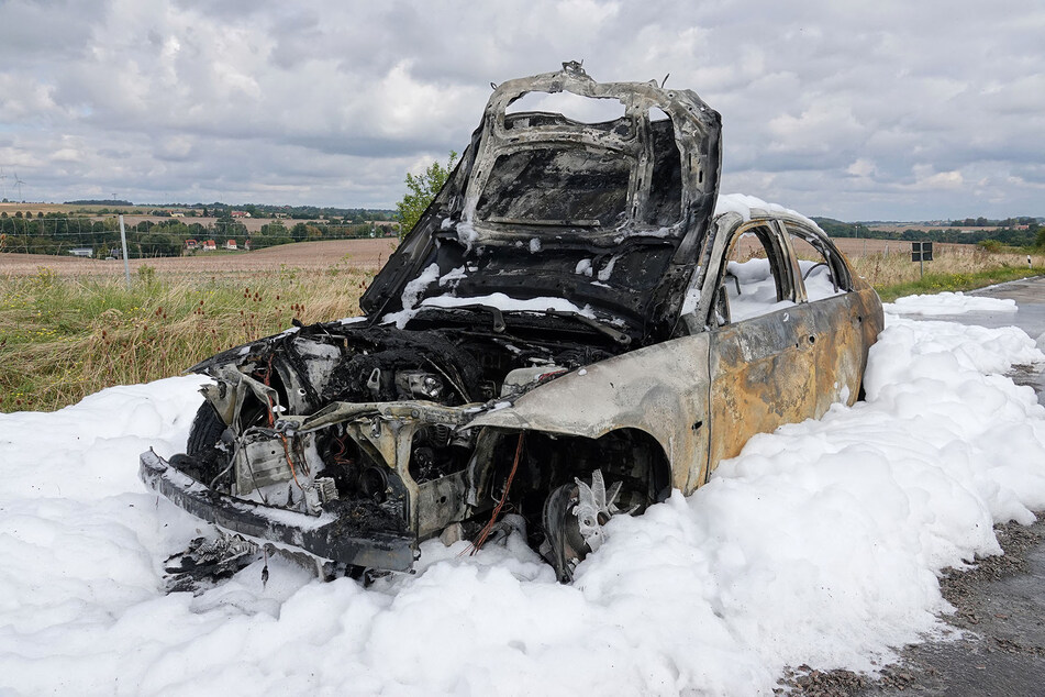 Der BMW brannte auf der A4 am Autobahndreieck Nossen vollständig aus.
