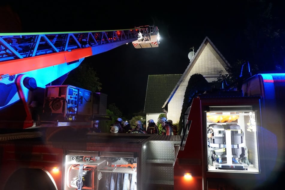 In Norderstedt hat in der Nacht zu Sonntag ein Einfamilienhaus gebrannt. Die Feuerwehr war im Großeinsatz und bekam den Brand unter Kontrolle.
