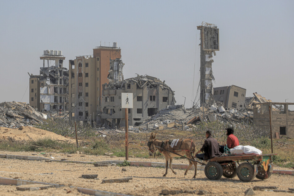 Israels Armee hinterlässt im Gazastreifen ein Bild der Zerstörung. Auf neue Angriffe folgten neue Opfer, so die Nachrichtenlage am Samstag.