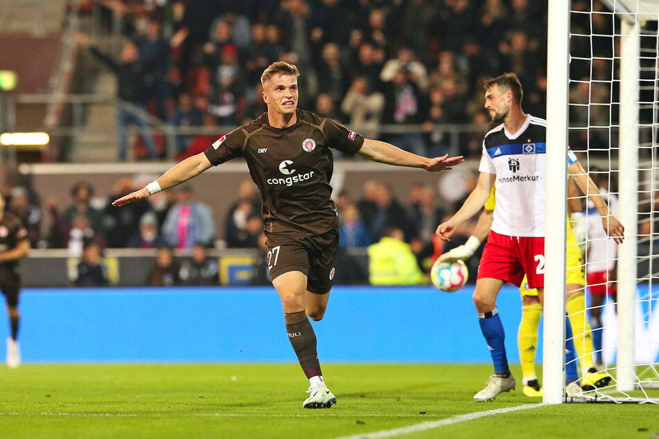 Die Entscheidung: FCSP-Stürmer David Otto (23, l.) dreht nach seinem Treffer zum 3:0 im Stadtderby gegen den Hamburger SV zum Jubeln ab.