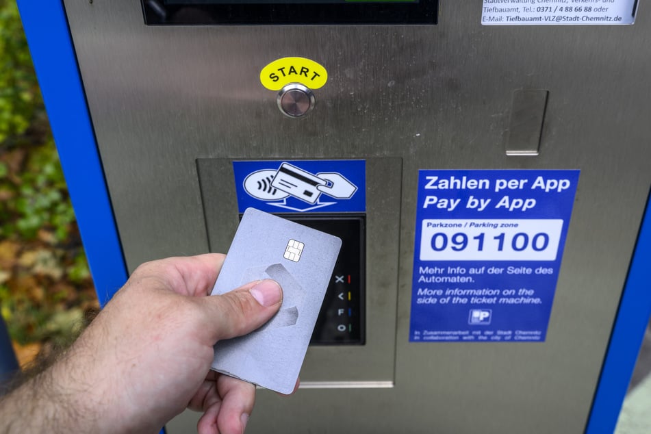 An den neuen "blauen Parkautomaten" lässt sich nur noch mit Karte oder per App zahlen.