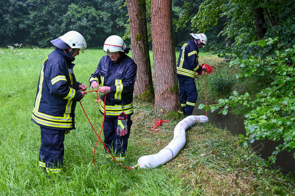 Weil Diesel in die Striegis gelaufen sein könnte, musste die Feuerwehr handeln. Kraftstoff-Sperren kamen zum Einsatz.