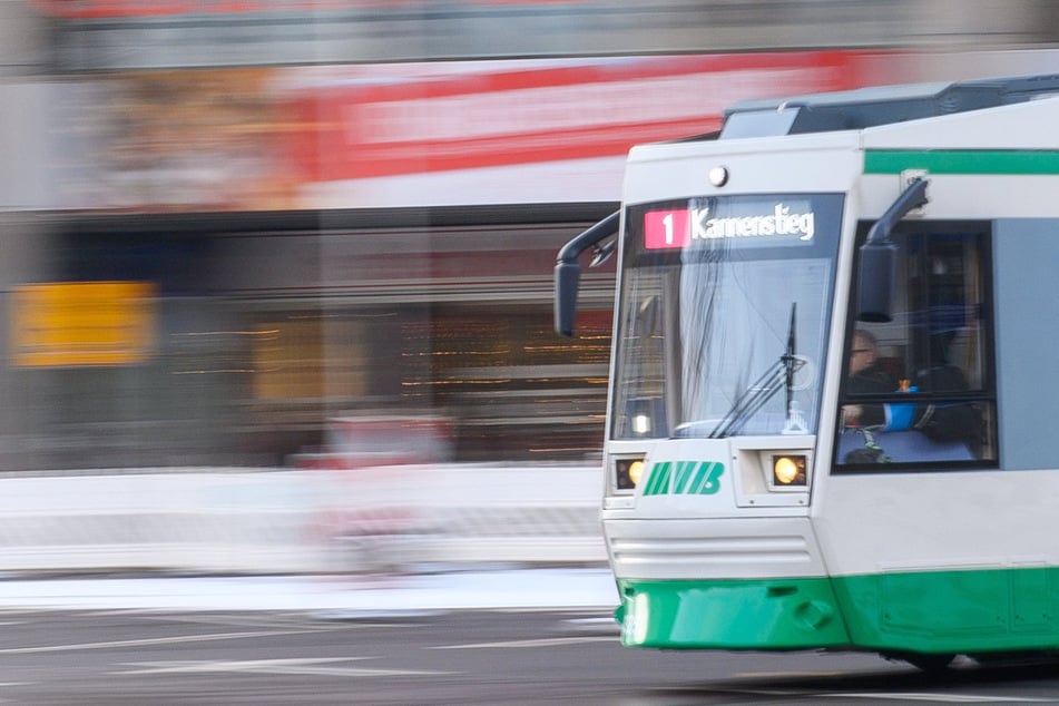 Als eine 12-Jährige in Magdeburg die Straßenbahngleise überqueren wollte, wurde sie von einer Tram erfasst. (Symbolbild)