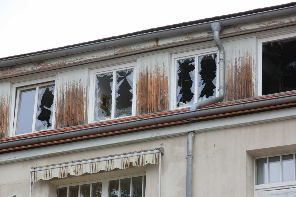 Zahlreiche Fenster zerbarsten bei dem Feuer.
