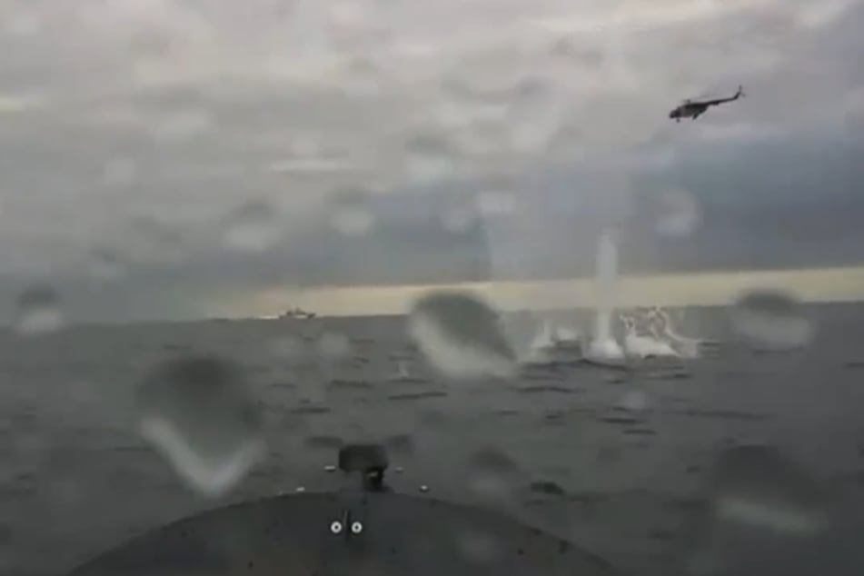Spektakuläres Kriegsvideo: Wasserdrohne wird von Helikopter angegriffen