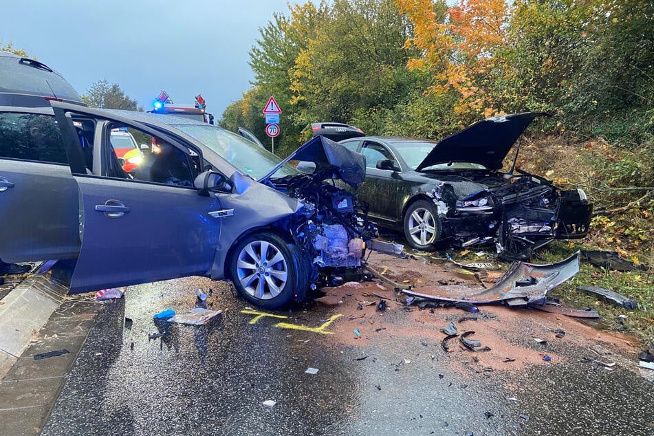 Am Mittwochabend kollidierte auf der B47 bei Hettenleidelheim ein Audi A6 frontal mit einem Opel Corsa.