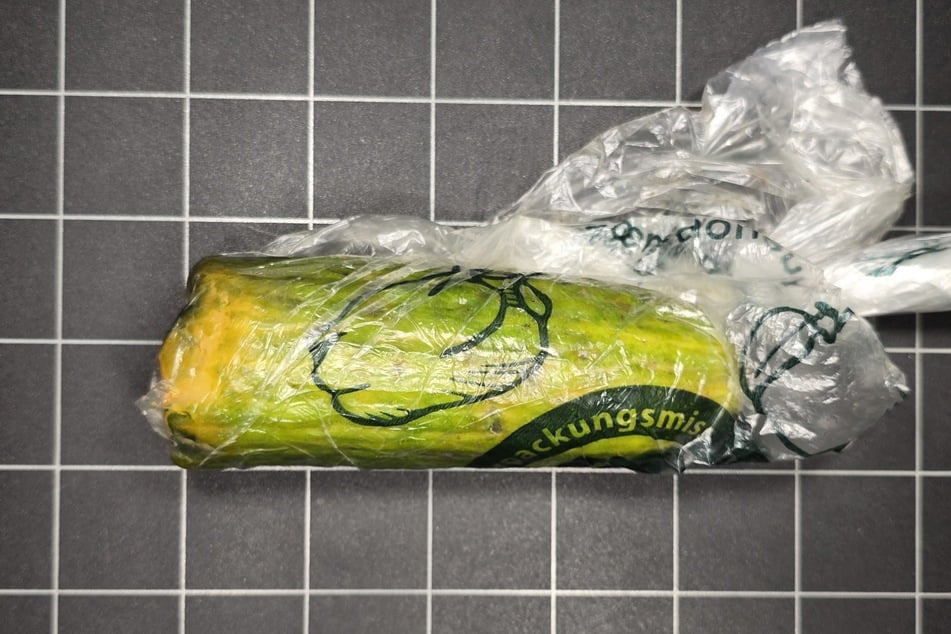 Statt einer Goldmünze hat eine Frau aus Bayern diese alte Gurke geliefert bekommen.