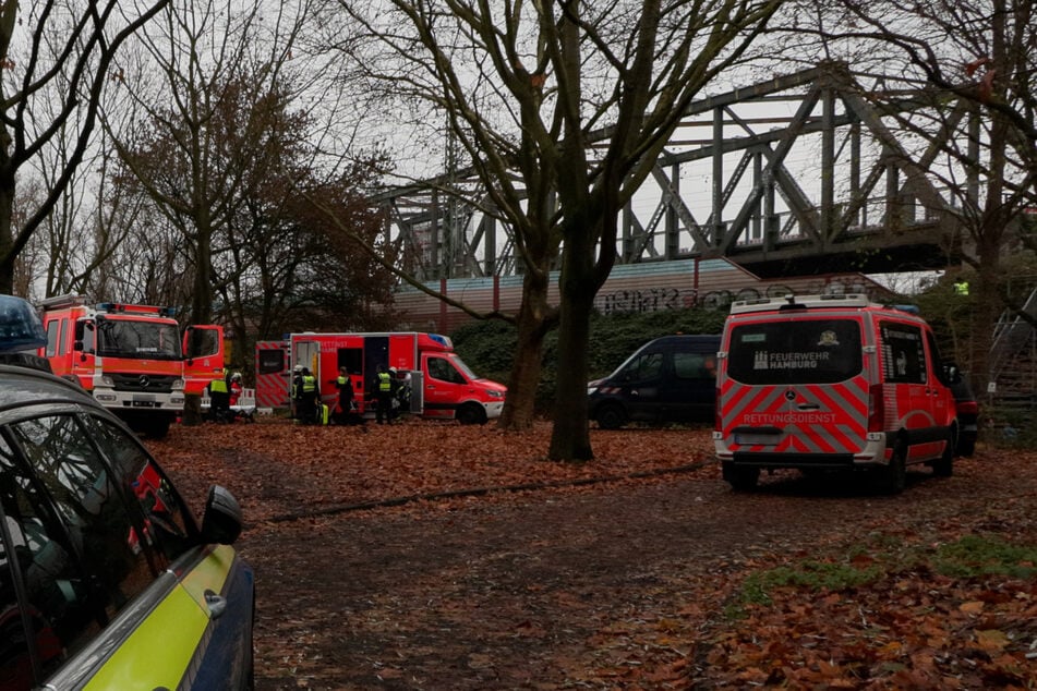 Unfall an Hamburger Hafen: Arbeiter stürzt neben Gleise und wird schwer verletzt