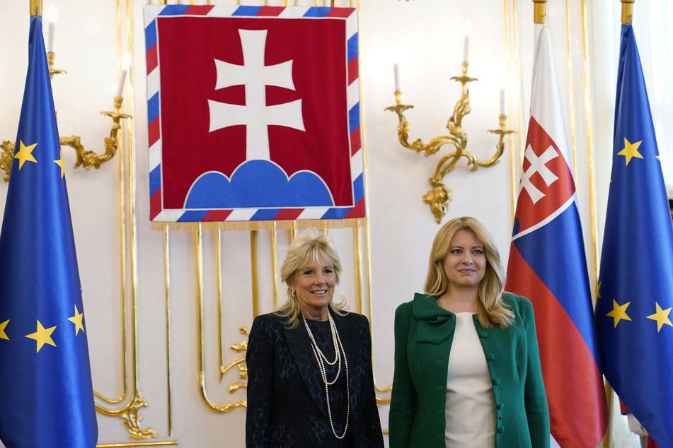 Jill Biden (70,l), First Lady der USA, steht am zweiten Tag ihres Besuches in der Slowakei neben Zuzana Caputova (48), Präsidentin der Slowakei.