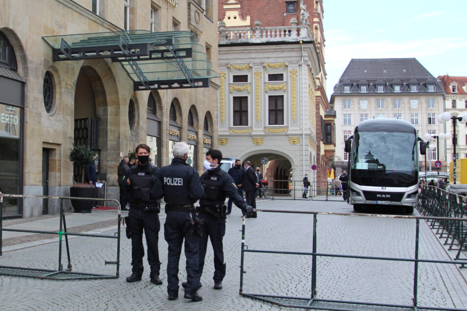 Nach den jüngsten Terroranschlägen bewachen Polizisten das Leipziger Steigenberger Grandhotel, wo die Fußballer von Paris Saint-Germain abgestiegen sind.