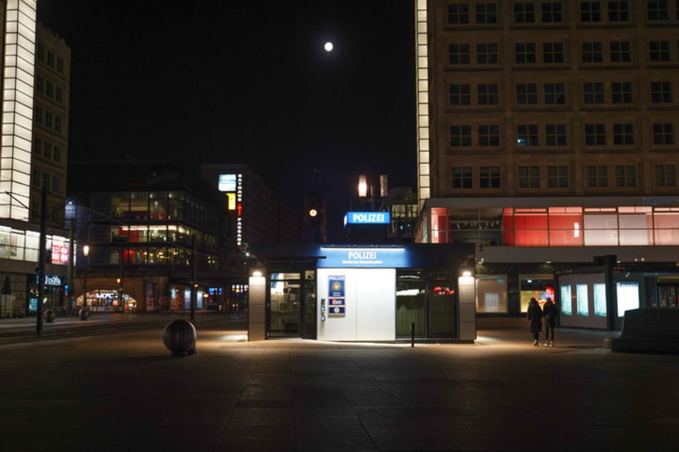 Die Frau wurde zur Polizeiwache am Alexanderplatz gebracht. (Archivbild)