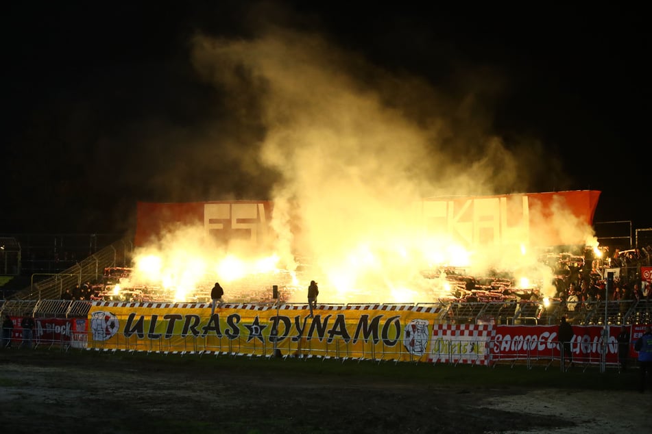 Zu Beginn des zweiten Durchgangs brannte es im Fanblock des FSV lichterloh.