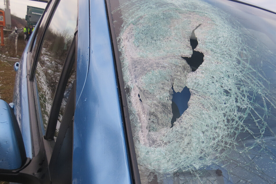 Unfall A38: Mitten auf der A38: Eisscholle fliegt von Lastwagen-Dach und zerstört Opel-Frontscheibe