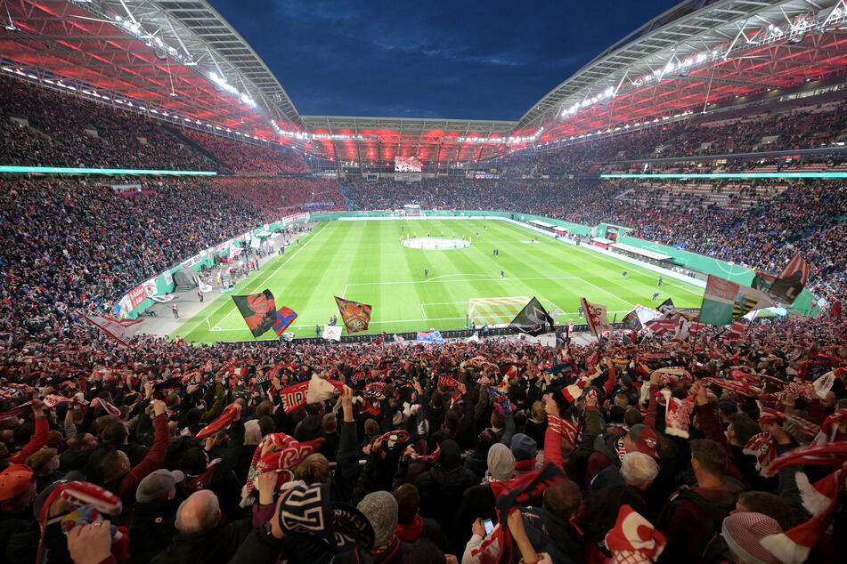 Die Red Bull Arena war mit einem neuen Zuschauerrekord im DFB-Pokal-Halbfinale natürlich ausverkauft.