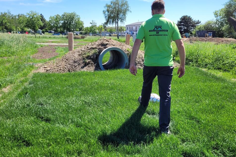 Beim "Soccer Golf" geht es nicht darum, den Ball einfach nur ins Tor zu schießen. Man braucht auch Geschick und Gefühl, um den Parcours zu meistern.