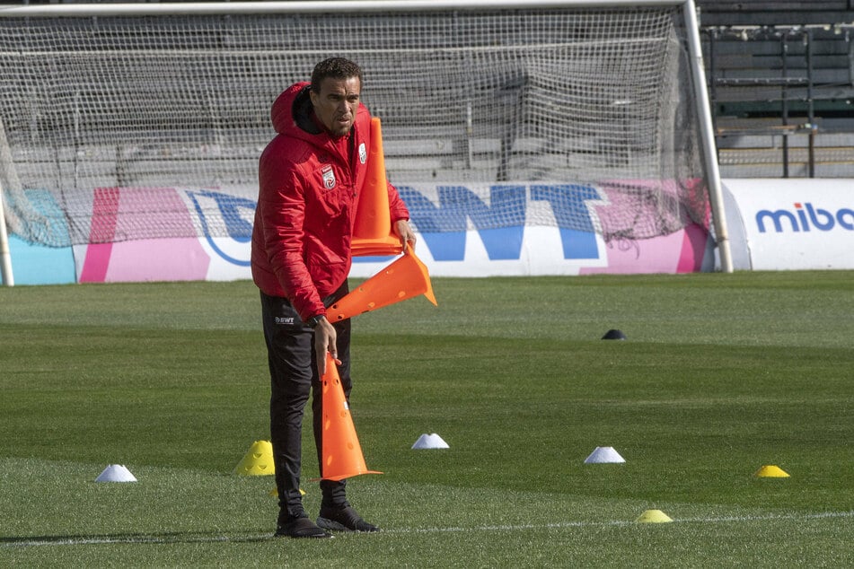 Ex-Bundesliga-Profi Valérien Ismaël trainiert jetzt Linz und muss wegen illegalen Trainings in Corona-Zeiten einen 6-Punkt-Abzug hinnehmen.