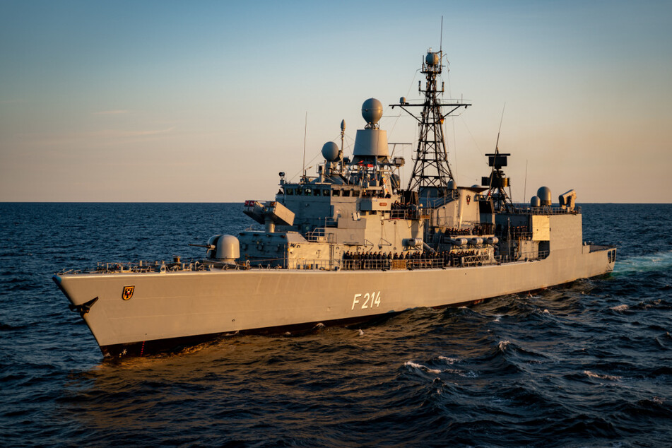 Die Fregatte "Lübeck" der Deutschen Marine bricht von Wilhelmshaven auf.
