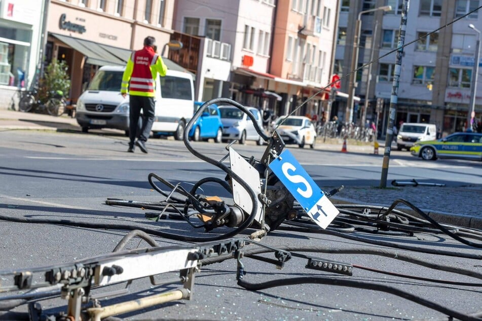 Das Stromkabel ist abgerissen und liegt auf dem Boden.