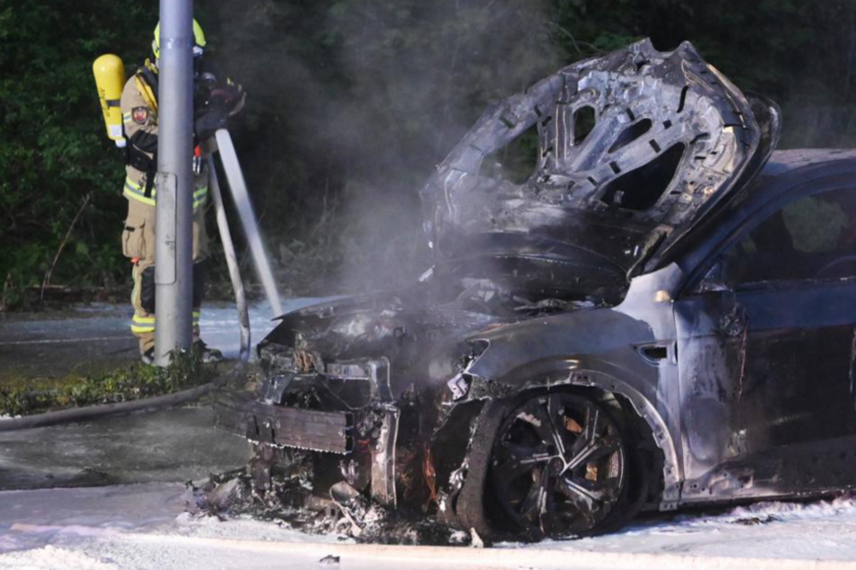 Berlin: Berlin-Wedding: Renault brennt komplett aus - Waren Feuerteufel am Werk?
