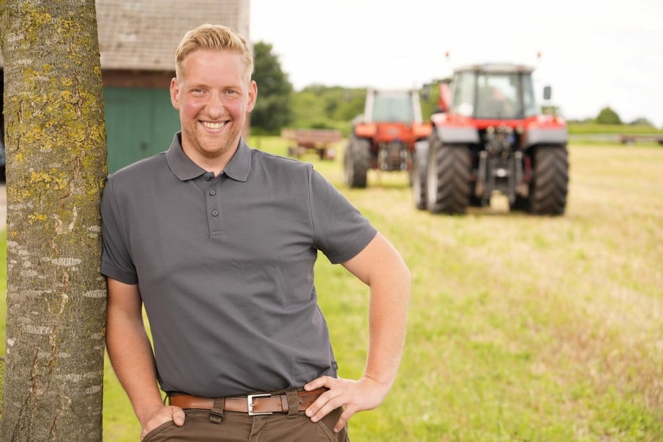 Der Rinderhalter versucht sein Missgeschick zu überspielen.