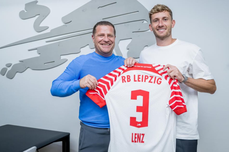 Max Eberl (49, l.) freut sich über den zehnten Transfer für die neue Saison: Christopher Lenz (28) läuft ab sofort für Leipzig auf.