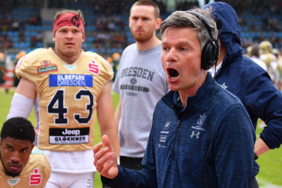 Ulrich Däuber (52, r.) beim Spiel der Dresden Monarchs gegen die Cologne Crocodiles im Juni 2021.