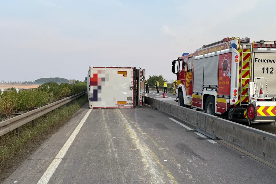 Der umgestürzte Lkw blockiert die gesamte Richtungsfahrbahn im Baustellenbereich.