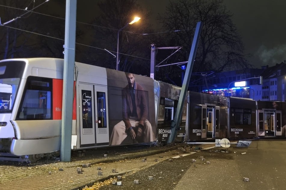 Die Straßenbahn kollidierte mit einem Oberleitungsmast.